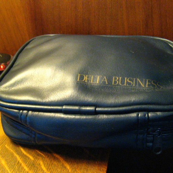 Delta Air Lines Vintage Toiletry Bag - Picture 3 of 10
